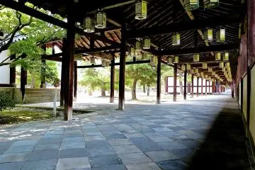 다이아몬드 모양의 회색 돌로 덮인 복도 바닥
