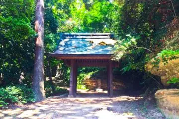 <p>Roofed gateway leading to the temple complex</p>
