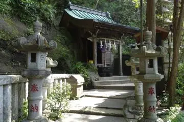 <p>ภายในบริเวณศาลเจ้า Zeniarai Benten</p>