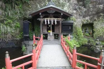 <p>ภายในบริเวณศาลเจ้า Zeniarai Benten</p>