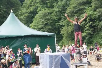 <p>Performers and artists entertain the crowds</p>