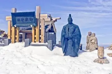 <p>Some religious statues and a Shrine at the peak of 'Ken-ga-mine'</p>