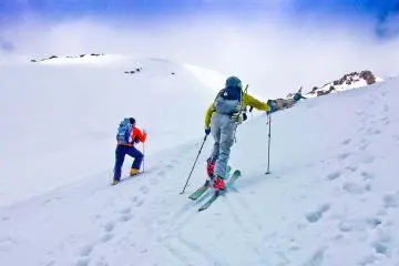 <p>Some of the several skiers descending near 'Kyu-go-me'</p>