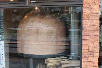 밖에서도 보이는 피자용 돌 가마