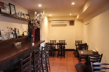 점내. 카운터석과 작은 테이블석이 5개. 점내는 결코 넓지 않다