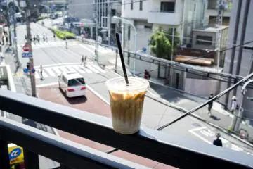 <p>Having an iced-cuppa&nbsp;at the 3rd level while catching the street view</p>