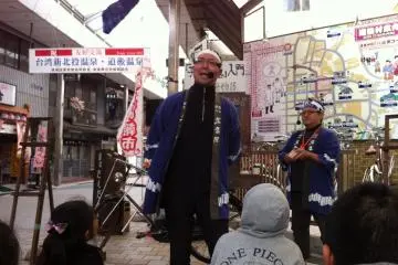 Kamishibaiya on the streets of Dogo