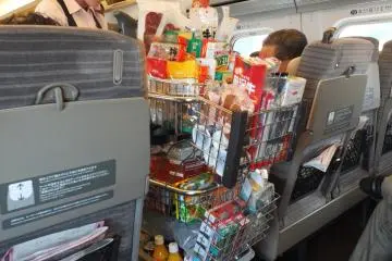 <p>มีพนักงานเข็นขายของเป็นระยะ</p>