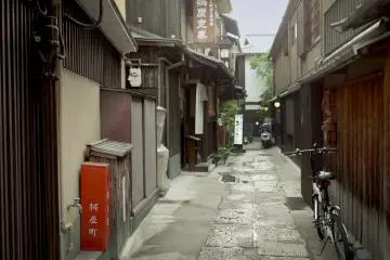 <p>A typical street on your way to Kiyomizu-dera, the world famous temple in Higashiyama in Kyoto City.</p>