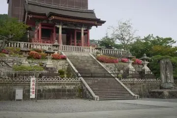 <p>The western gate of&nbsp;Kiyomizu-dera, the world famous temple in Higashiyama in Kyoto City.</p>
