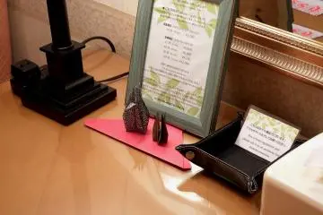 <p>Beautiful origami decorations on the writing desk.&nbsp;</p>