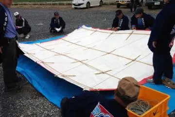 <p>The Kesennuma&nbsp;enthusiasts prepare one of their large kites for flight</p>