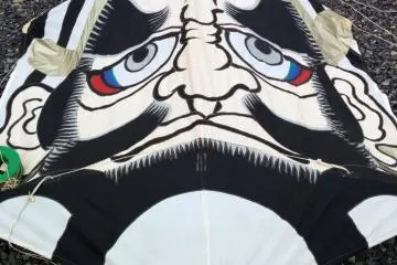<p>A daruma&nbsp;design</p>