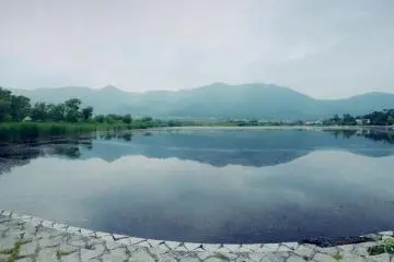 <p>A smaller lake next to the station.&nbsp;</p>