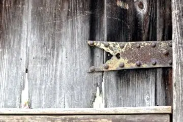 <p>This old door was somehow beautiful and charming</p>