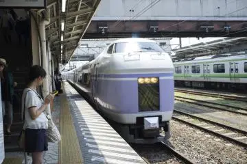 The arrival of the Super Azusa train at Hachioji Station