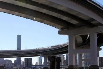 <p>The bridge makes a huge turn on the mainland side. You cannot walk this part, but you can ride it on the train!&nbsp;</p>