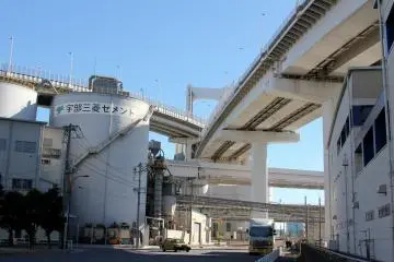 <p>On Tokyo's mainland side there is a huge industrial area with many factories and other manufacturing and shipping areas.&nbsp;</p>
