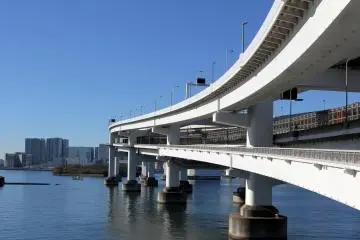 <p>One last look at the curves of the bridge and the Odaiba beach shore on the left side of the photo.&nbsp;</p>
