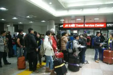 <p>คนเข้าคิวเพื่อแลกตั๋ว&nbsp;JR PASS</p>