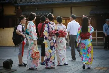 기모노를 입고 있는 여성의 사진은 매우 인기가 있다