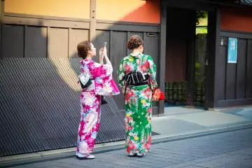 화려한 기모노를 좋아하나요? 당신은 기온에서 기모노 대여점을 저렴한 가격에 찾을 수 있을 것이며, 또한 추억으로 아름다운 사진을 찍기 위해 사진 스튜디오를 방문하는 것을 잊지 말아야 한다.