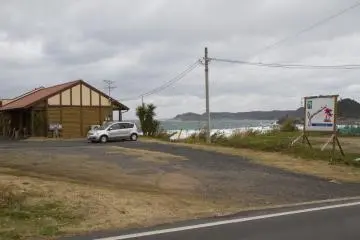 <p>Jammin' is right on coastal Route 204 with a big parking lot</p>