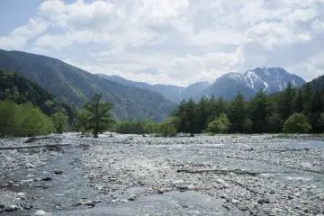 <p>Another fantastic view of Kamikōchi along the river</p>