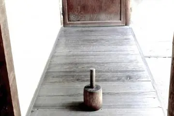 <p>This small wooden object is a barrier of sorts; it means "do not go beyond this point</p>
