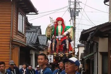 에도시대에는 10여미터 높이의 산차가 행진했지만, 도로상에 전선이 쳐지게 된 전후부터는 높이가 6미터 정도 되어 있다