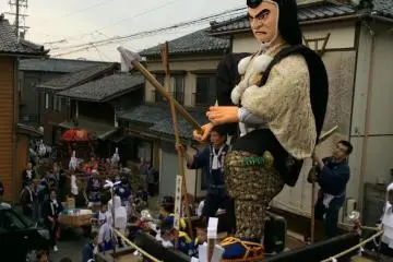 에도시대에는 10여미터 높이의 산차가 행진했지만, 도로상에 전선이 쳐지게 과거 미쿠니가 북전선 무역으로 융성을 자랑하던 무렵에는 호상들이 저마다 한 대씩의 산차를 마련했다