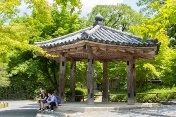 <p>If you want to take a little break, you can take a rest in this small pavilion and enjoy the scenery of Byōdō-in (平等院) in Uji City, Kyoto</p>