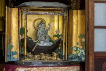 <p>Buddhist figure on a boat in front of the Hondo of Jodo-in (浄土院) of Byōdō-in (平等院) in Uji City, Kyoto</p>