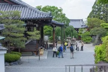 <p>The Hondo of Jodo-in (浄土院) of Byōdō-in (平等院) in Uji City, Kyoto. After passing through the Nan-mon (南門) or south gate, the Jodo-in is on your left side</p>