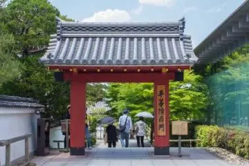 <p>The Nan-mon (南門) or south gate of the Byōdō-in (平等院) in Uji City, Kyoto</p>