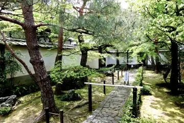 <p>A strolling garden</p>