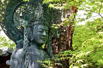 <p>The same statue from the side</p>