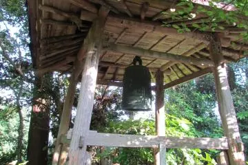 <p>Ancient temple bell now left unused</p>