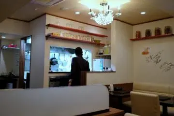 <p>There was a chandelier in front of the kitchen</p>