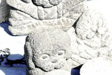 Des chiens en pierre