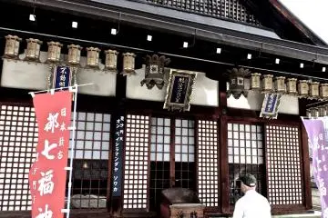 이 신사는 그가 찾을 수 있는 모든 제단, 절, 사당, 조각상 앞에서 기도를 하기 위해 멈췄다