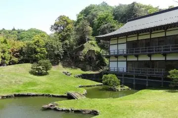 <p>สวนเซ็นภายในบริเวณวัดเค็นโชะ-จิ</p>