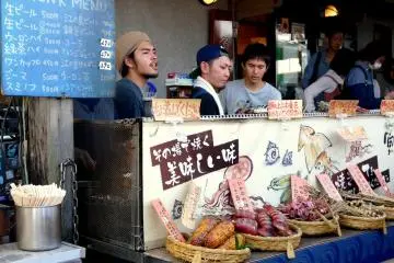 <p>Restaurants and food stalls selling delicious seafood abounded</p>