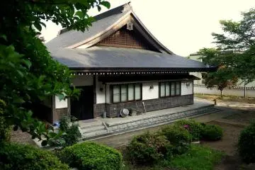 <p>Simple and graceful temple building near the entrance</p>