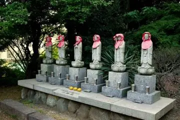 <p>Red hat statues</p>