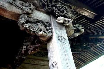 <p>A carved crow perches in the corner</p>