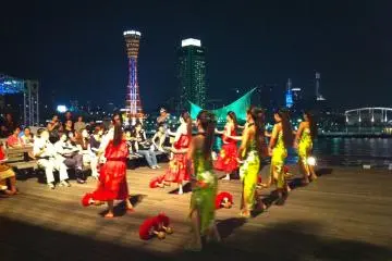 <p>Hawaiian Hula dance event in the summer at the Kobe Port Tower waterfront.</p>