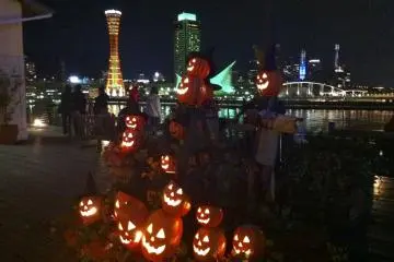 <p>Halloween decorations at the Kobe Port Tower: The carved pumpkin light-up at the waterfront is an annual attraction at the Mosaic mall just opposite the tower.</p>