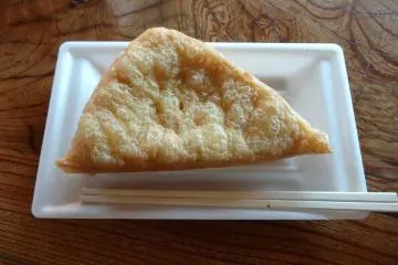 Anda harus mencoba tahu goreng di Johgi. Dengan beberapa bumbu dan kecap, rasanya cukup menggugah selera.