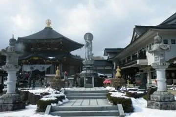 Patung Buddha Amida disimpan di kuil utama (di sebelah kiri). Patung Kannon untuk anak-anak ada di pusat.